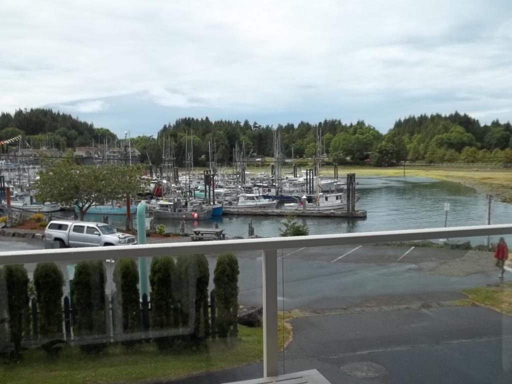 Bayshore Waterfront Inn Ucluelet Exterior photo