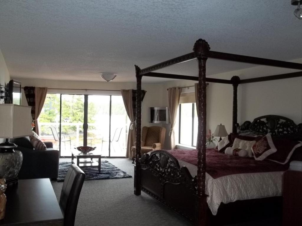 Bayshore Waterfront Inn Ucluelet Room photo